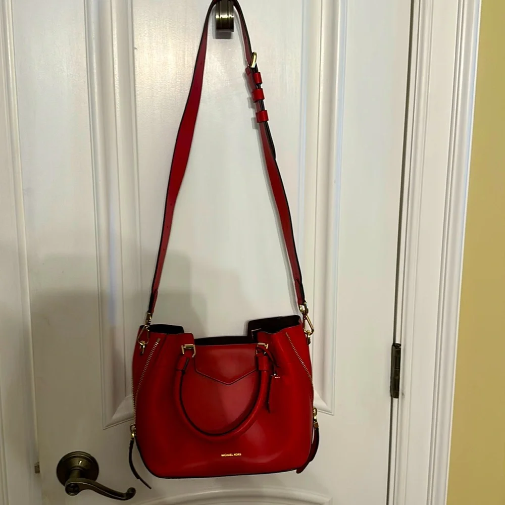 Michael Kors Blakely Bright Red messenger bag NWT - Picture 3 of 15